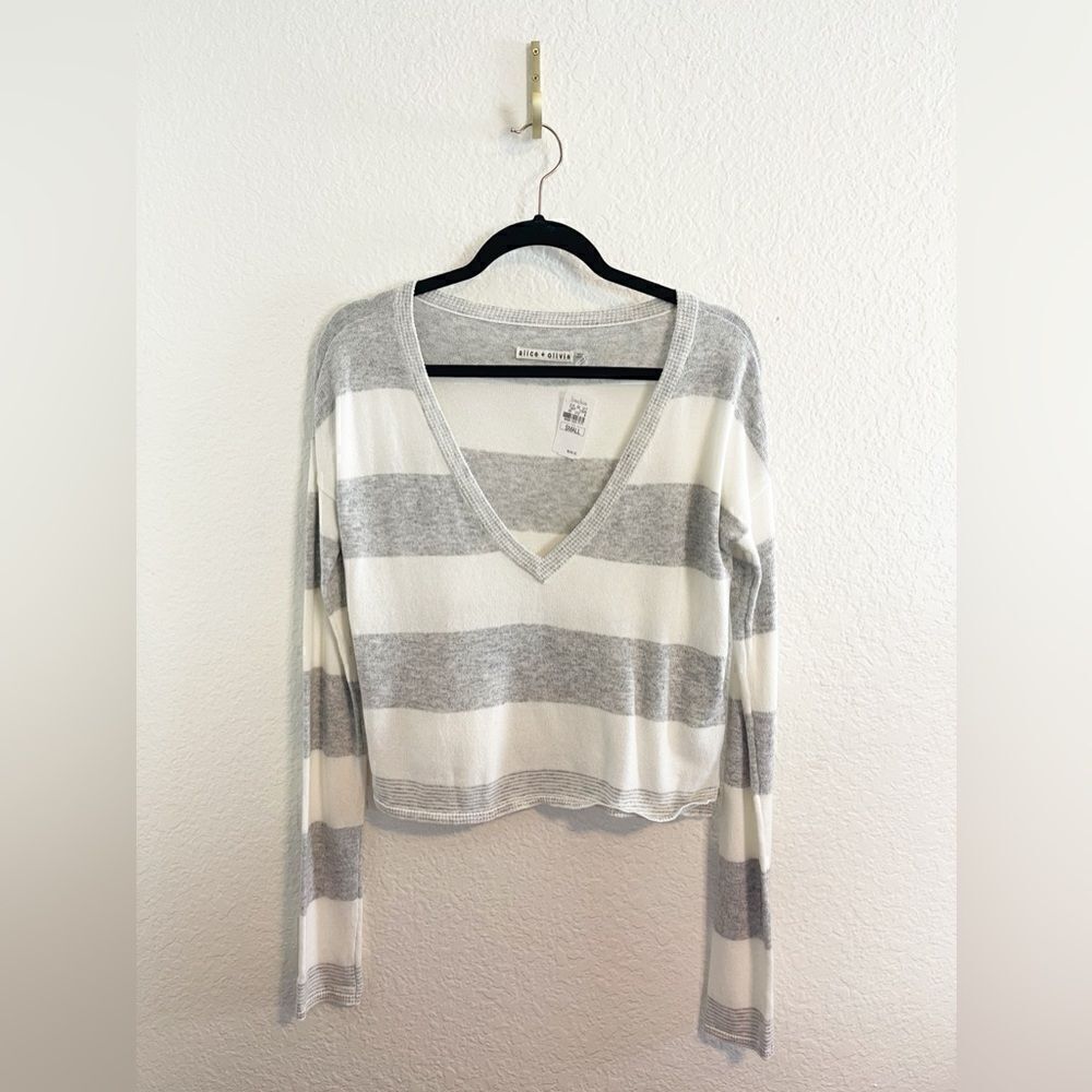 Alice & Olivia gray and white Striped Cropped V neck Sweater - Small. NWT - Picture 4 of 8